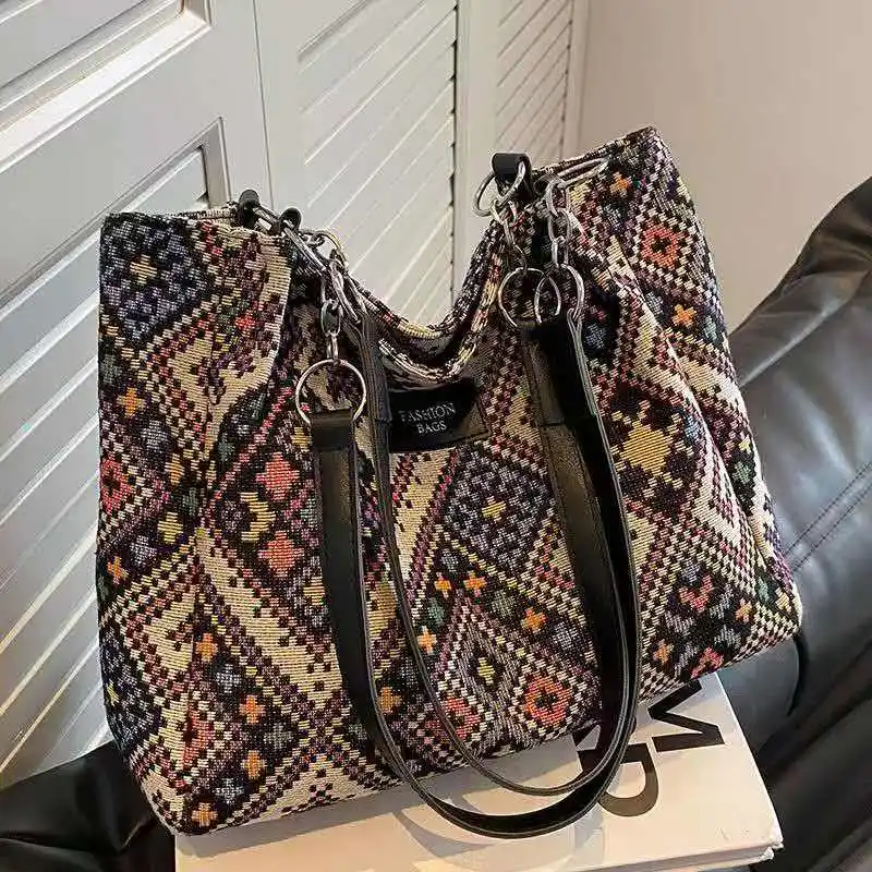 حقيبة كتف عصرية ذات سعة كبيرة على الطراز العرقي لعام 2026 مصنوعة من القماش مناسبة للتنقل في المكتب وملابس غير رسمية للنساء