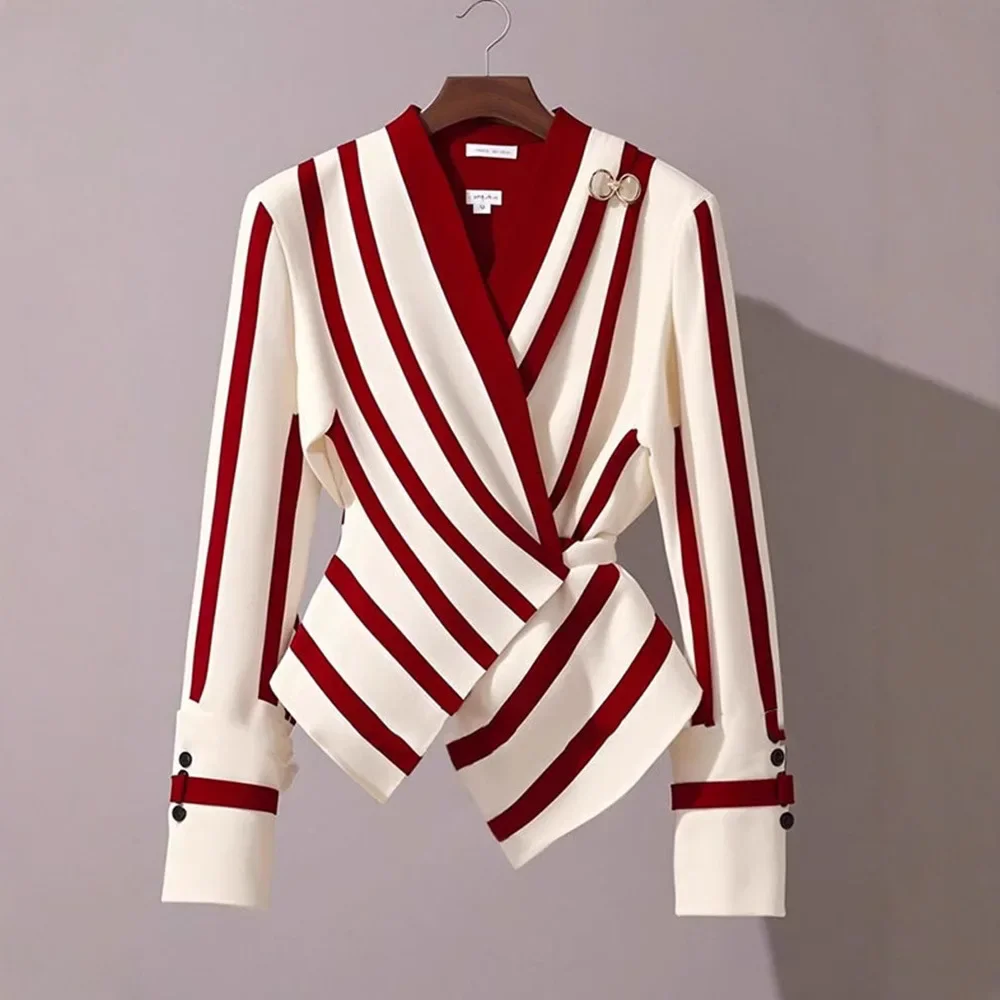 Red and white striped waist pinching top for women in autumn 2024, fashionable and stylish, unique and chic shirt