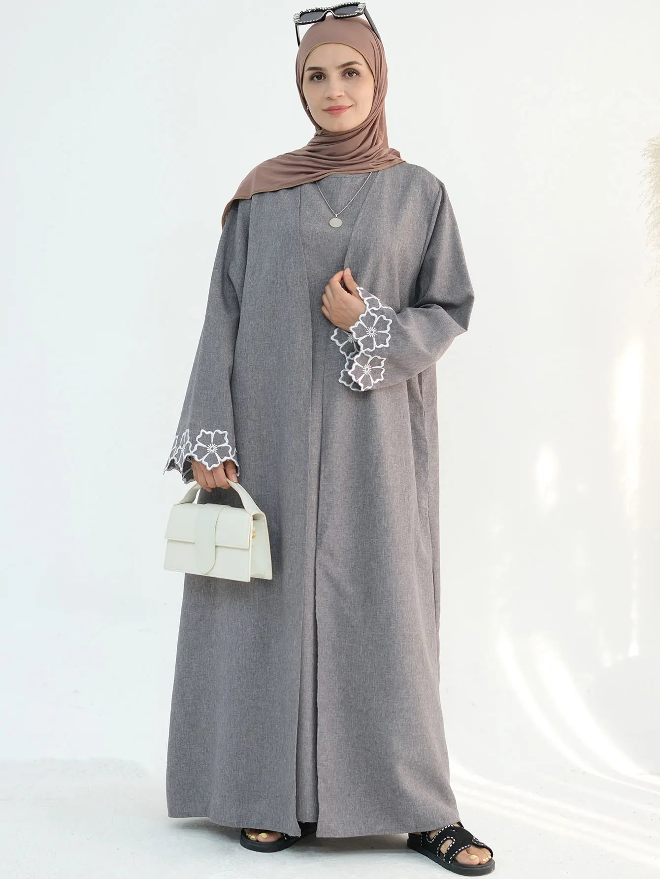 السعودية 2025 عباية جديدة باللون الأخضر العسكري مع أساور مطرزة بالزهور ملابس نسائية إسلامية عصرية لمحبي الموضة في الشرق الأوسط