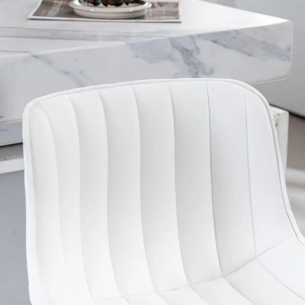Coppia di sgabelli da bar moderni imbottiti ad altezza bancone in tessuto bianco per cucina, bar e caffè