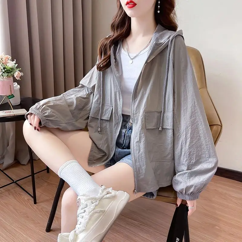 Roupas femininas de proteção solar, proteção UV, verão, ajuste solto, com capuz, com zíper, finas e casuais