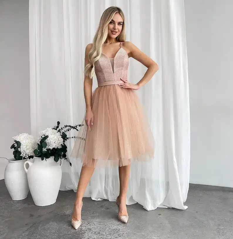 Świąteczna, błyszcząca sukienka z dzianiny z tiulową spódnicą i sznurowanym tyłem. Sukienka koktajlowa w stylu bajkowym i gorsetowym. Elegancka sukienka wizytowa damska