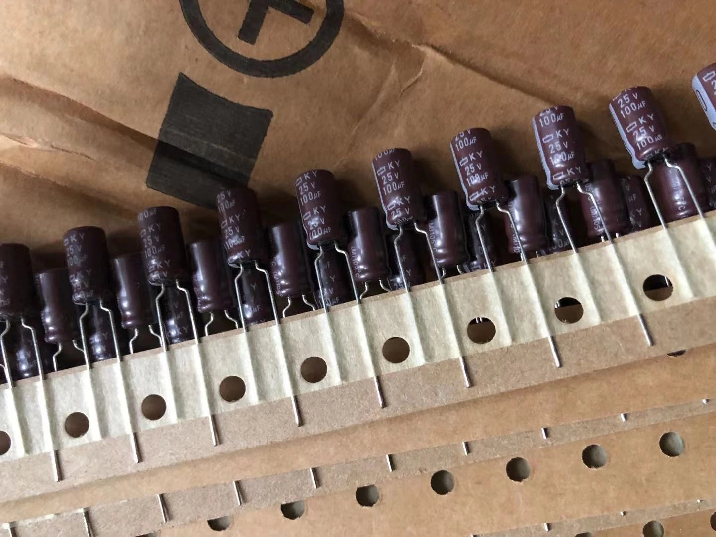 

2024 100 шт. новый 100 мкФ 25 В NCC Ky серии 6,3x11 мм низкий импеданс оригинальный 25 В 100 мкФ конденсатор для материнской платы