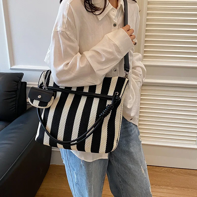 

Летняя женская сумка-тоут 2025 года — полосатая сумка через плечо большой вместимости для колледжа, водонепроницаемая и легкая