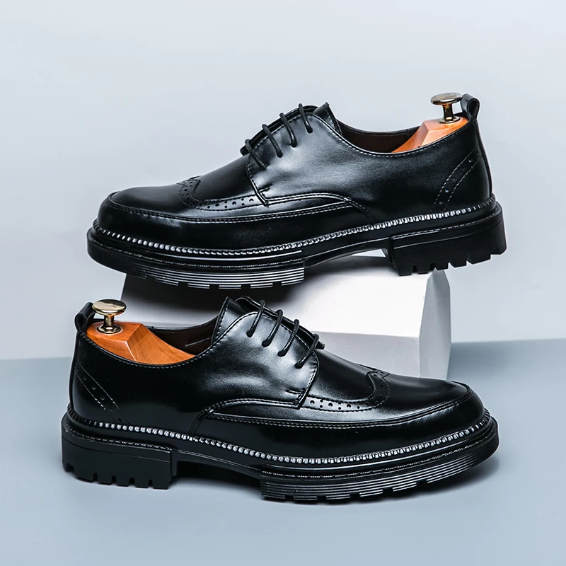 

Деловые деловые туфли на толстой подошве. Высококачественный новый костюм жениха. Свадебные туфли. Мужские высококачественные оксфорды на износостойкой подошве.