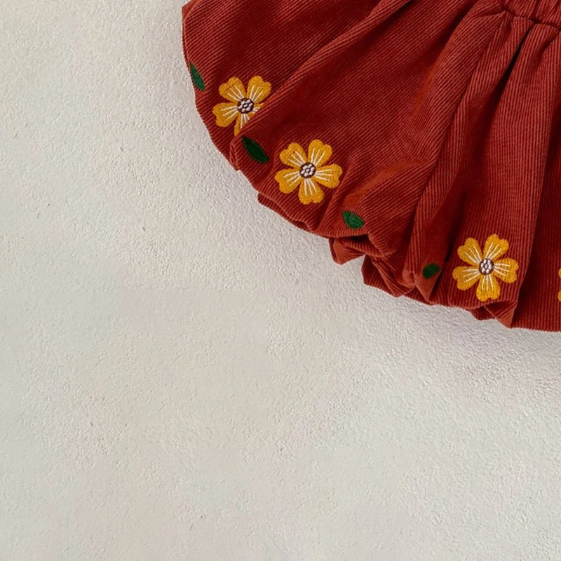 Spring new baby clothing, 0-3 year old girls, corduroy embroidered flower bud small fresh shorts