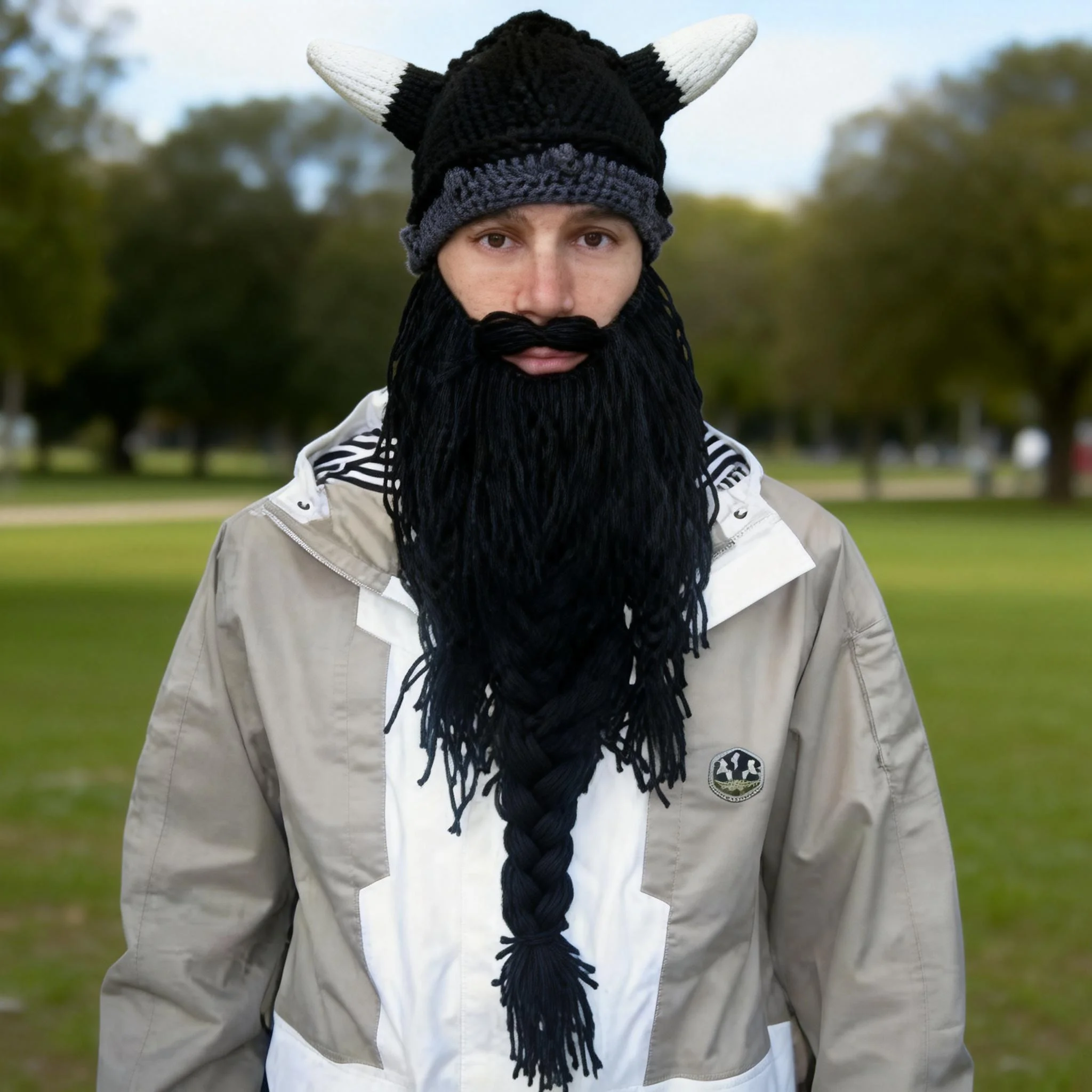 ワイルドネス・ワンダラー ニット帽 ロングビアード付き バイキングニット帽 角付き 手作りニット 暖かいスキー帽 面白いパーティーハット、北欧旅行者向け楽しい角付き帽子 バイキング柄、調節可能なひげが視界を遮らない、ユーモラスな冬のアウトドア活動やテーマパーティー用の暖かい帽子