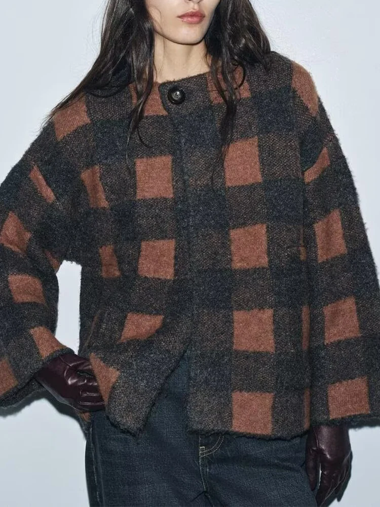 

European-style new women's fashionable, versatile, elegant, simple round neck long-sleeved plaid knit coat.