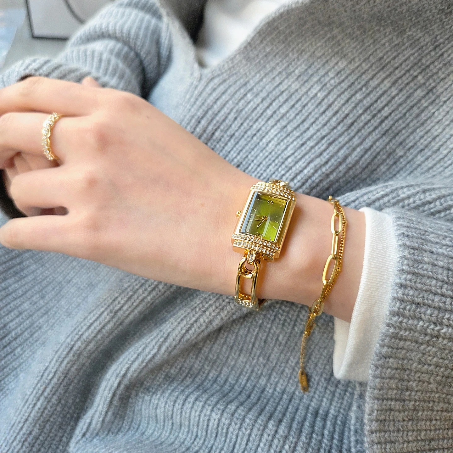 Exquisite Luxury New Emerald Women's Watch Retro Fashion Quartz Watch Elegant Casual Full Diamond Small Dial Women's Watch