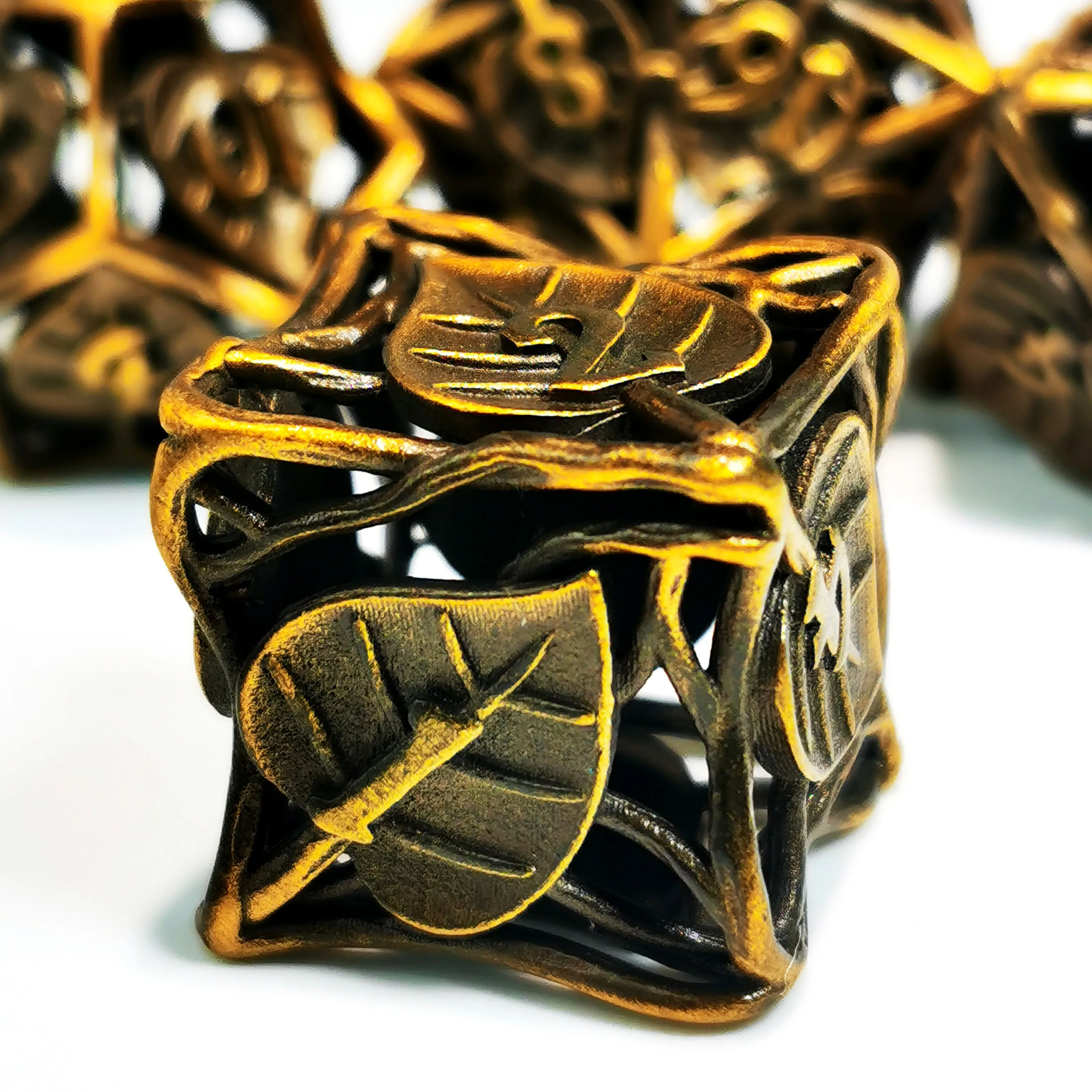 ダンジョンドラゴン用の金メッキ金属ダイスセット,亜鉛合金,多面体ダイス,rpgおよび卓上ゲーム,7個