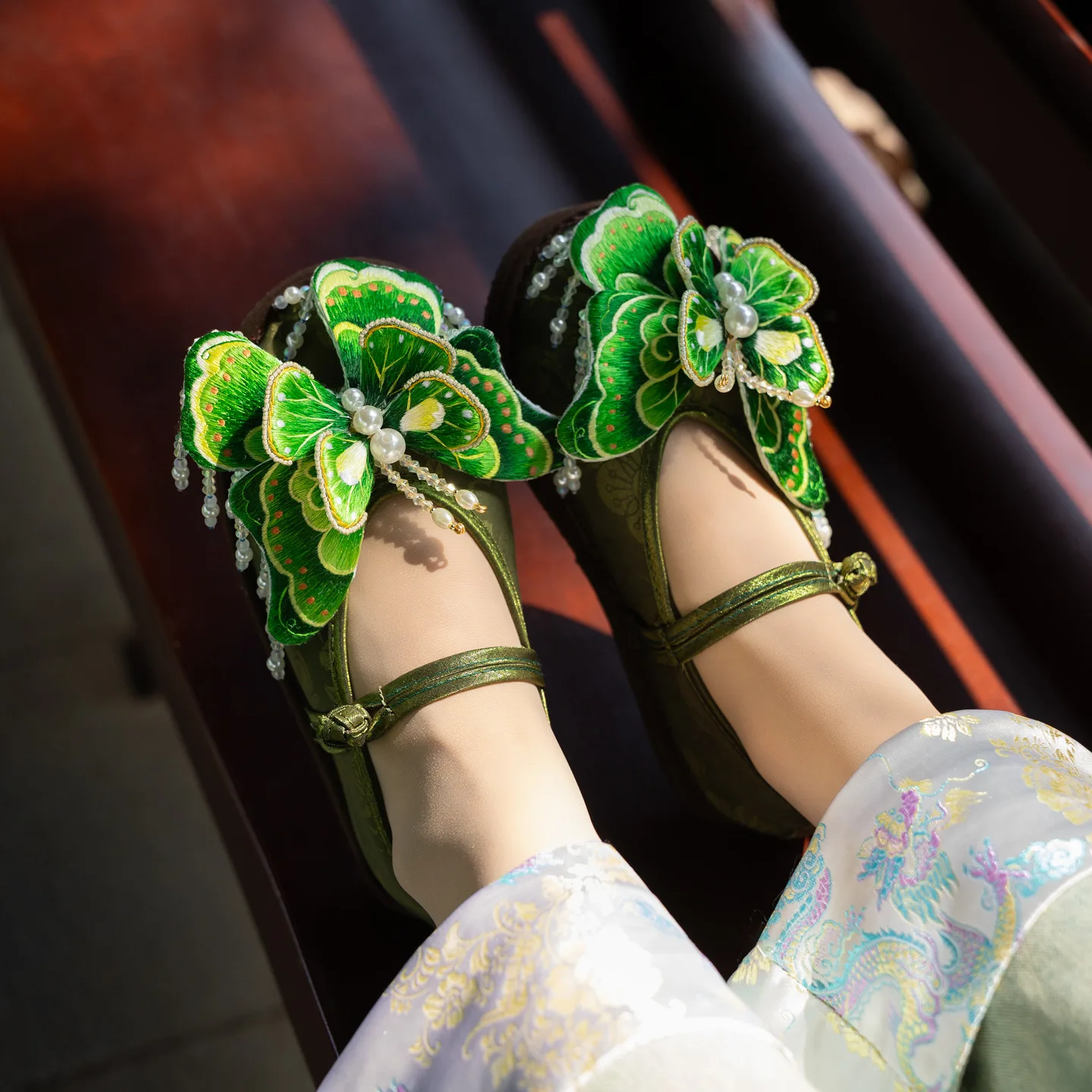 Hunan embroidery master intangible cultural heritage handmade tiger head shoes