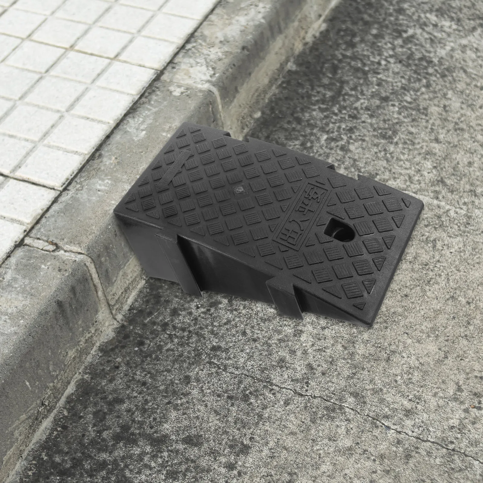 

Пластиковый противоскользящий пандус-мат для тяжелых условий эксплуатации, для автомобилей, мотоциклов, инвалидных колясок, порогов, бордюров, входных проемов