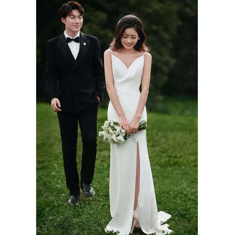 

Simplified Ele White V-Ne Bridal Gown with Saes Lightweight Draped Tails for Registration And Wedding Photooots