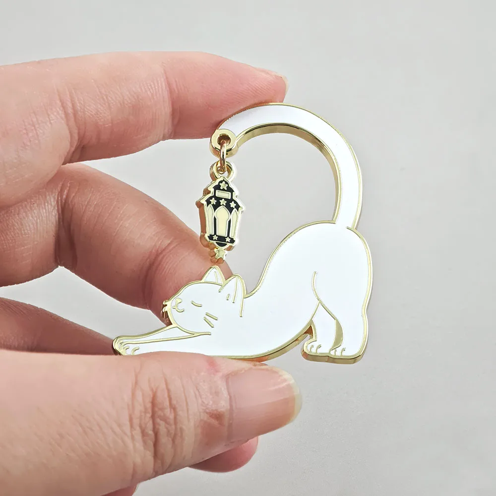 Niedliche weiße Katzen-Emaille-Pins, baumelnde Laternen-Broschen, dehnbare Kätzchen-Hängelampen-Reversnadeln, Rucksack-Schmuckgeschenk, Großhandel – Detail 5