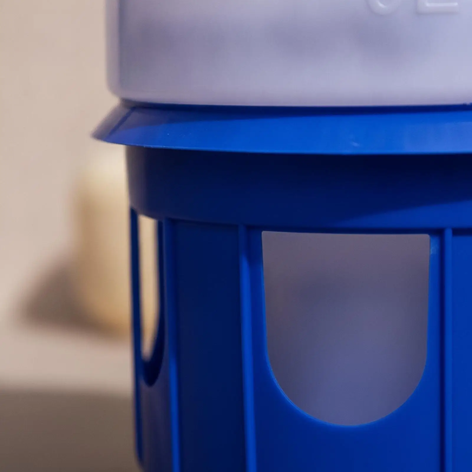 Easy Clean Pigeon Waterer Plastic with Carry Handle and Dome for Loft Aviary Poultry Drinker