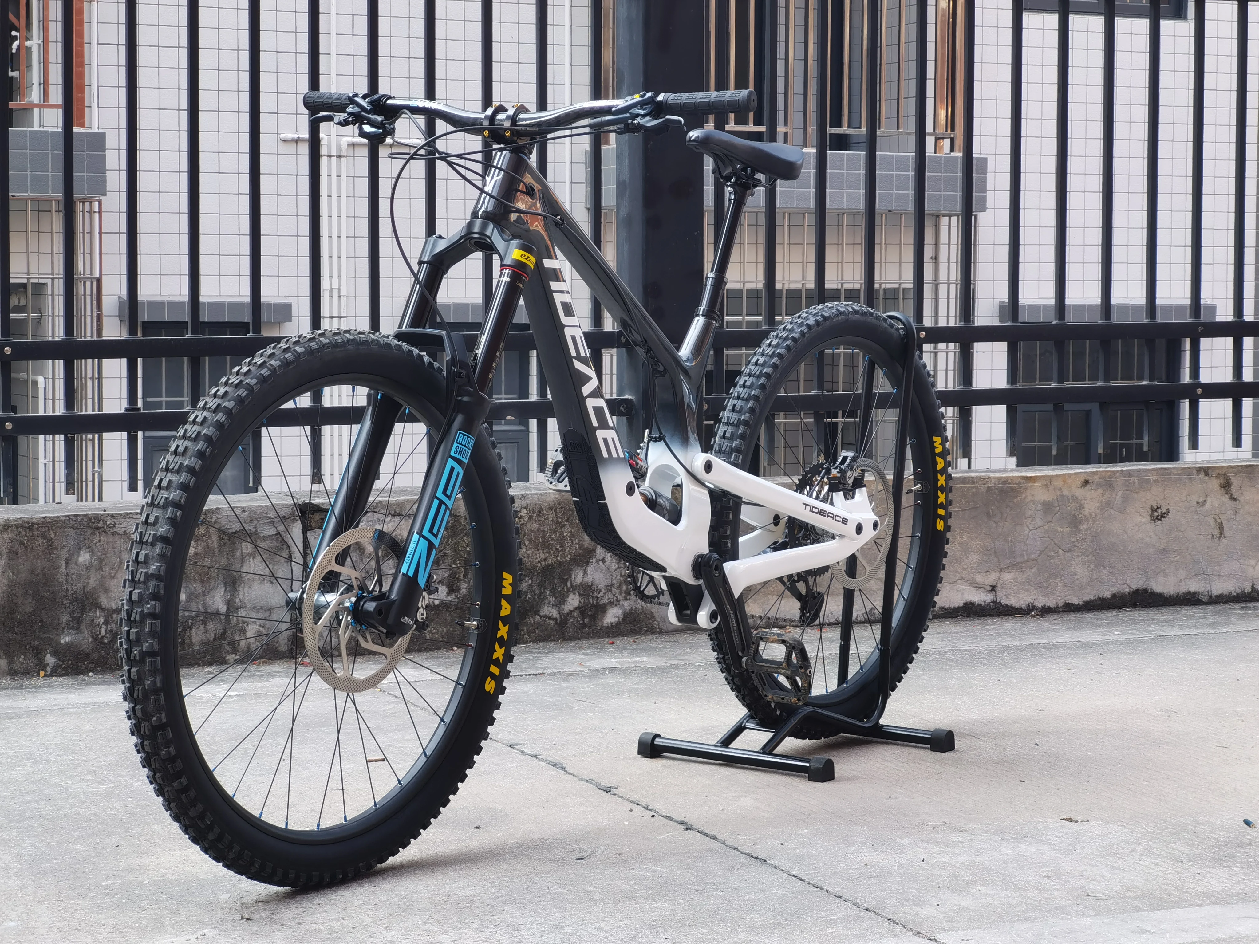 

Double Guide Wheel 29er Enduro MTB Full Suspension Carbon Frame 205x65mm,Travel 170mm, Disc Brake 29er Boost 148, UDH Rear Hook