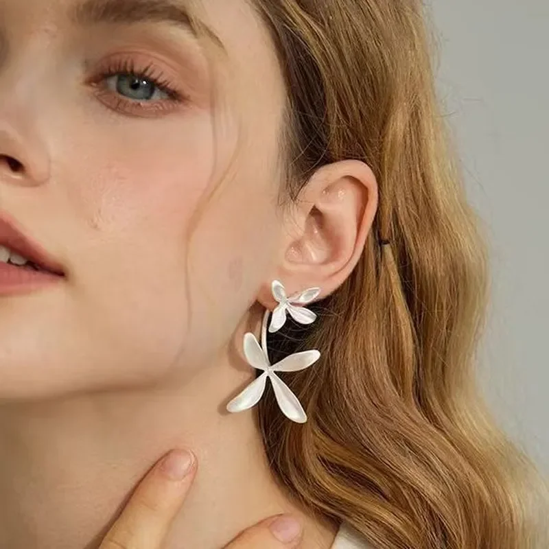 Exquisite three-dimensional orchid two-color stud earrings light luxury unique fashion sense earrings versatile niche design