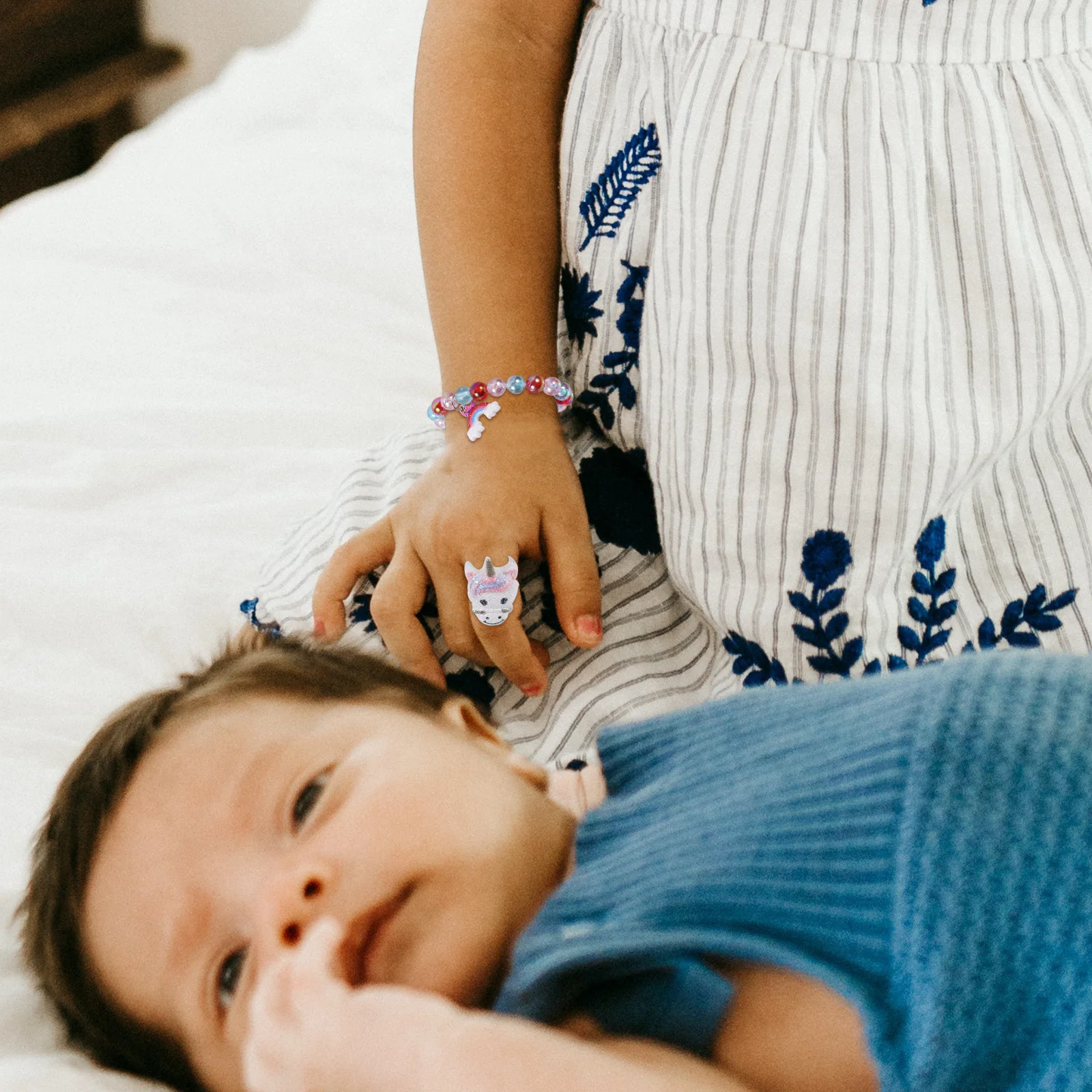 12 pièces 2 ensembles enfants Bracelets de bricolage scintillants Bracelets de bande dessinée pour les filles fête d'anniversaire cadeau de noël couronne arc-en-ciel main