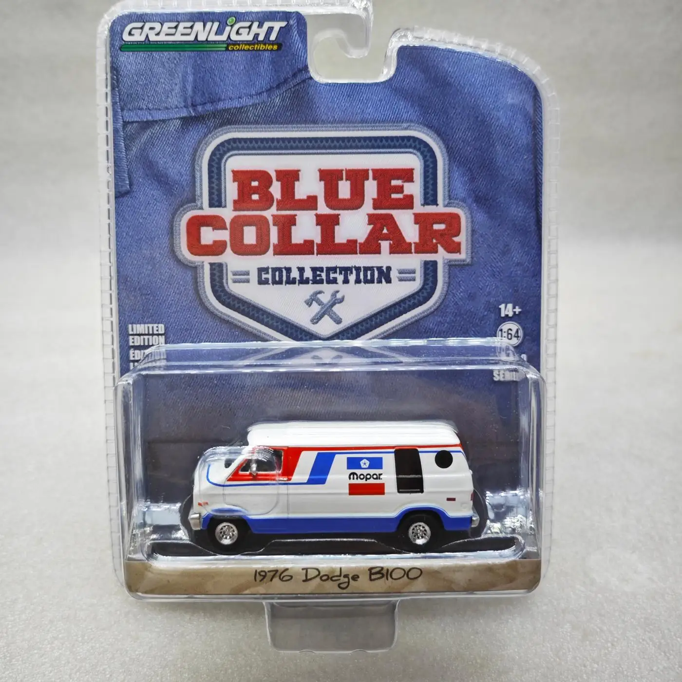 1:64 1976 Dodge B-100 van Advanced Collection Ornament automodellen