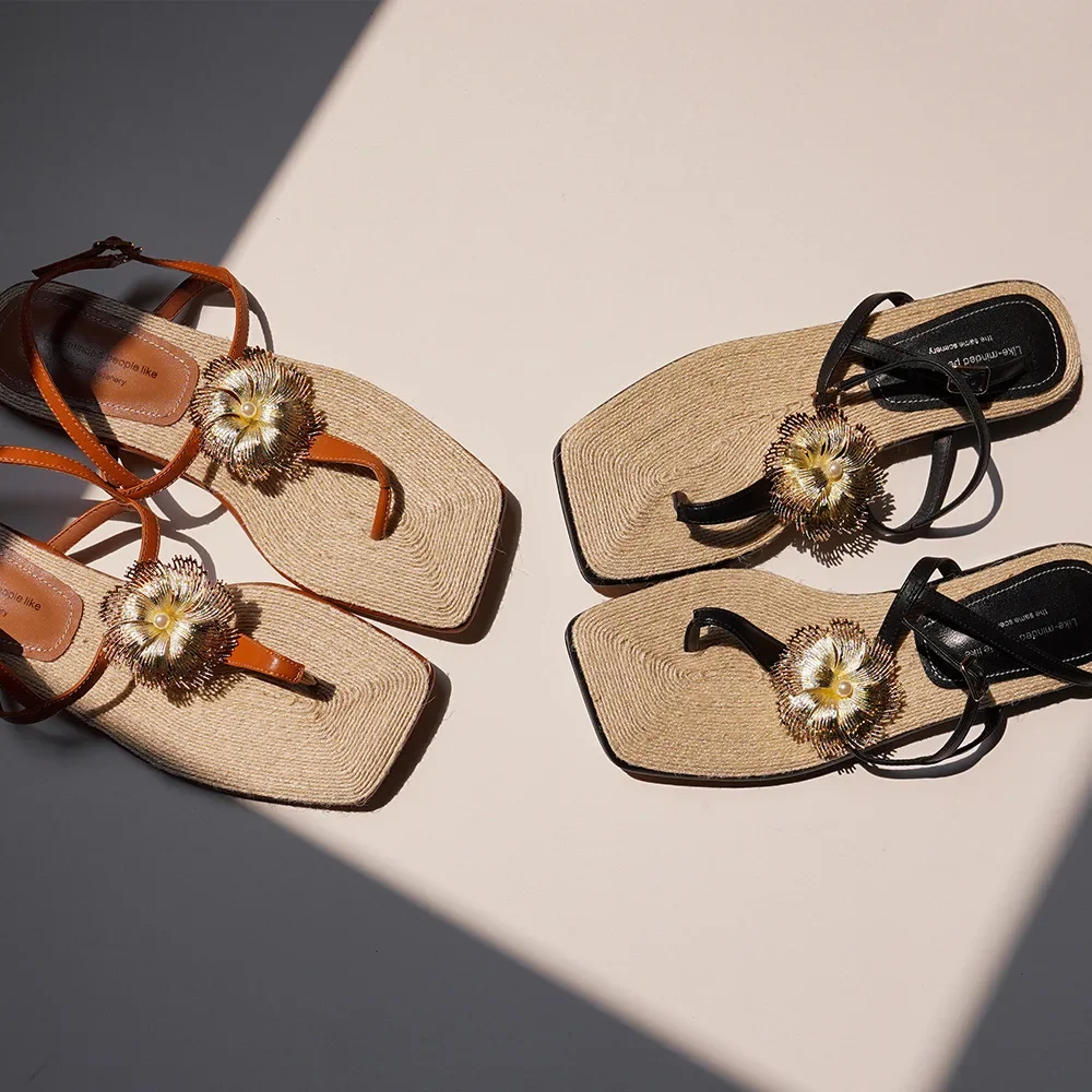 Sommer Mode Retro Chic Fee Stil Blume Handgemachte Stroh Weben Sandalen Karree Flip-flip Leder Wohnungen Frauen Schuhe