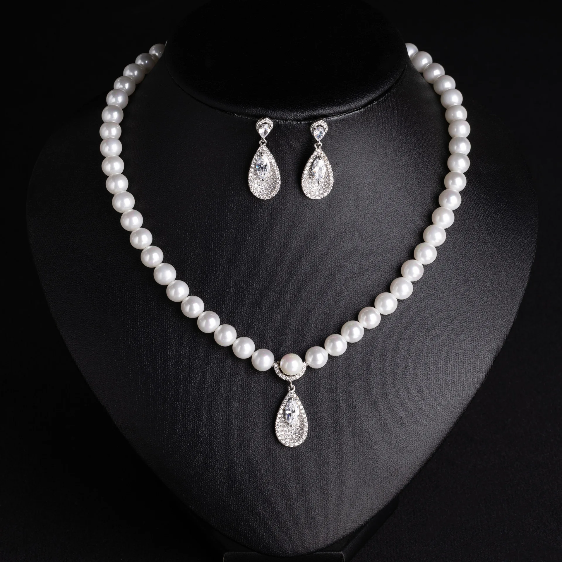 French Court-Style Pearl Necklace And Earrings Set - Elegant High-End Jewelry Combo