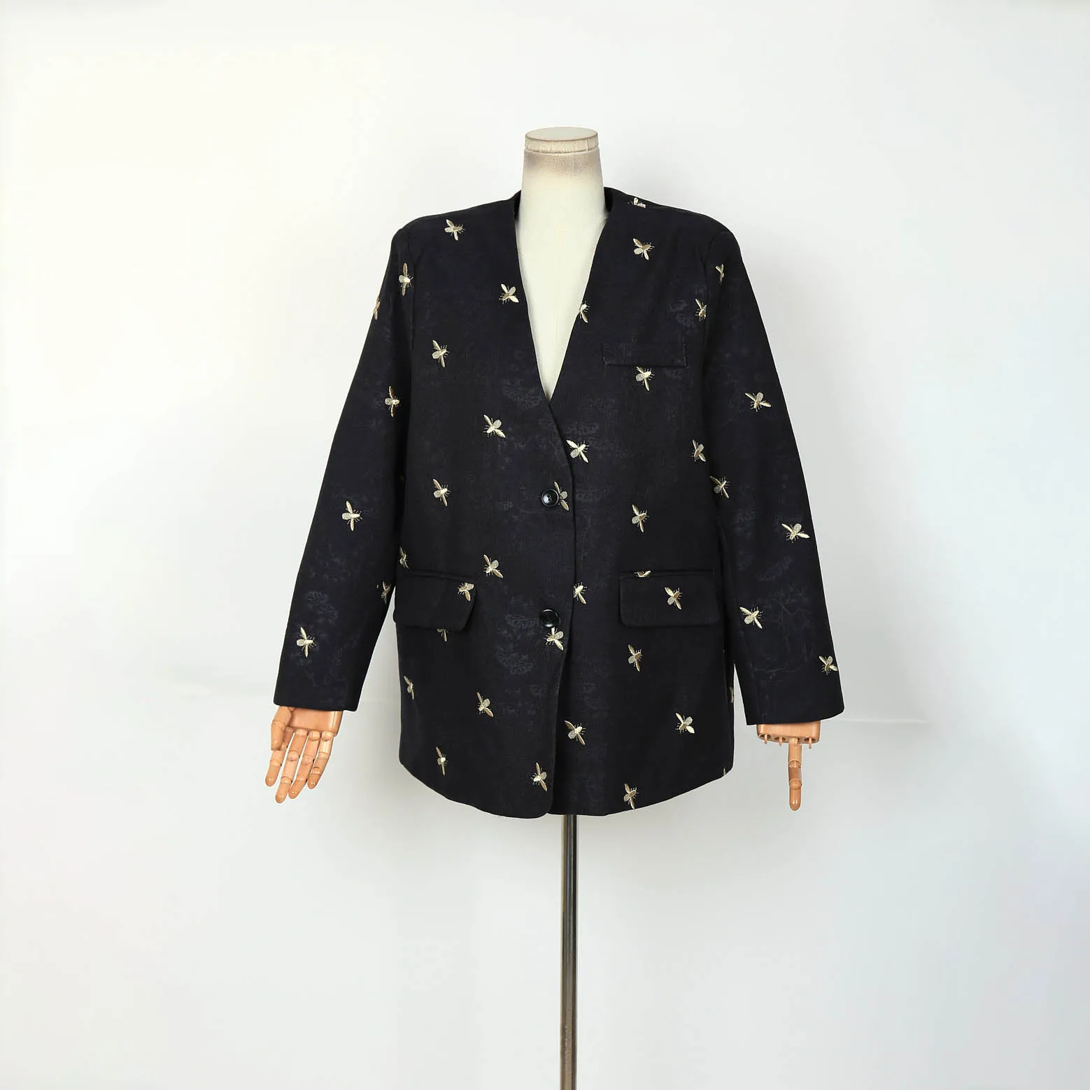 

Женский весенний пиджак высокого качества, мода 2025, свободное однобортное пальто с v-образным вырезом и вышивкой пчелы, винтажное пальто с длинными рукавами