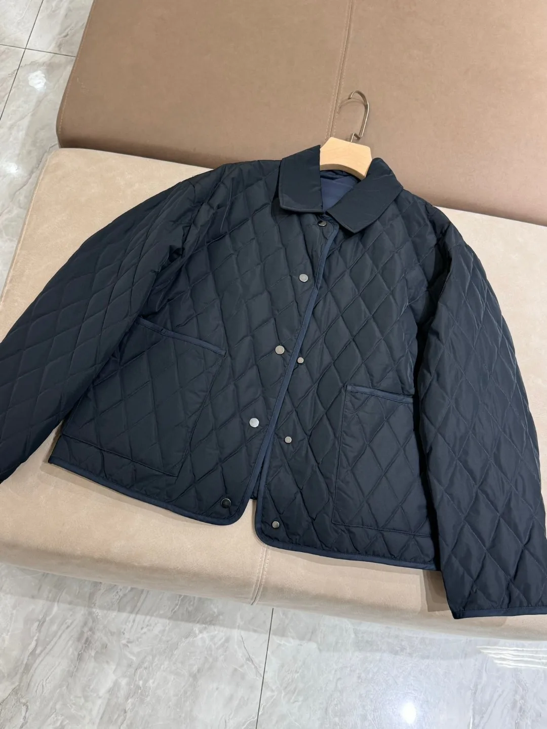 Loose casual solid color quilted thin down jacket