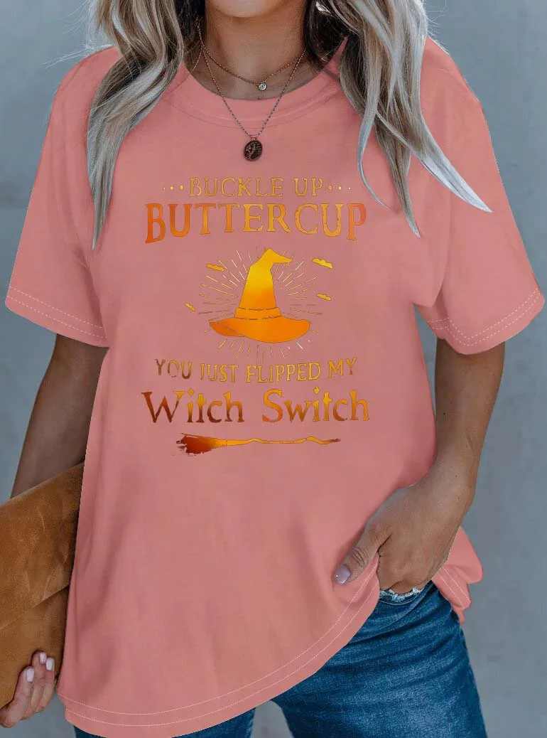 Elegante outfit in grote maten met heksenschakelaarslogan en heksenelementen