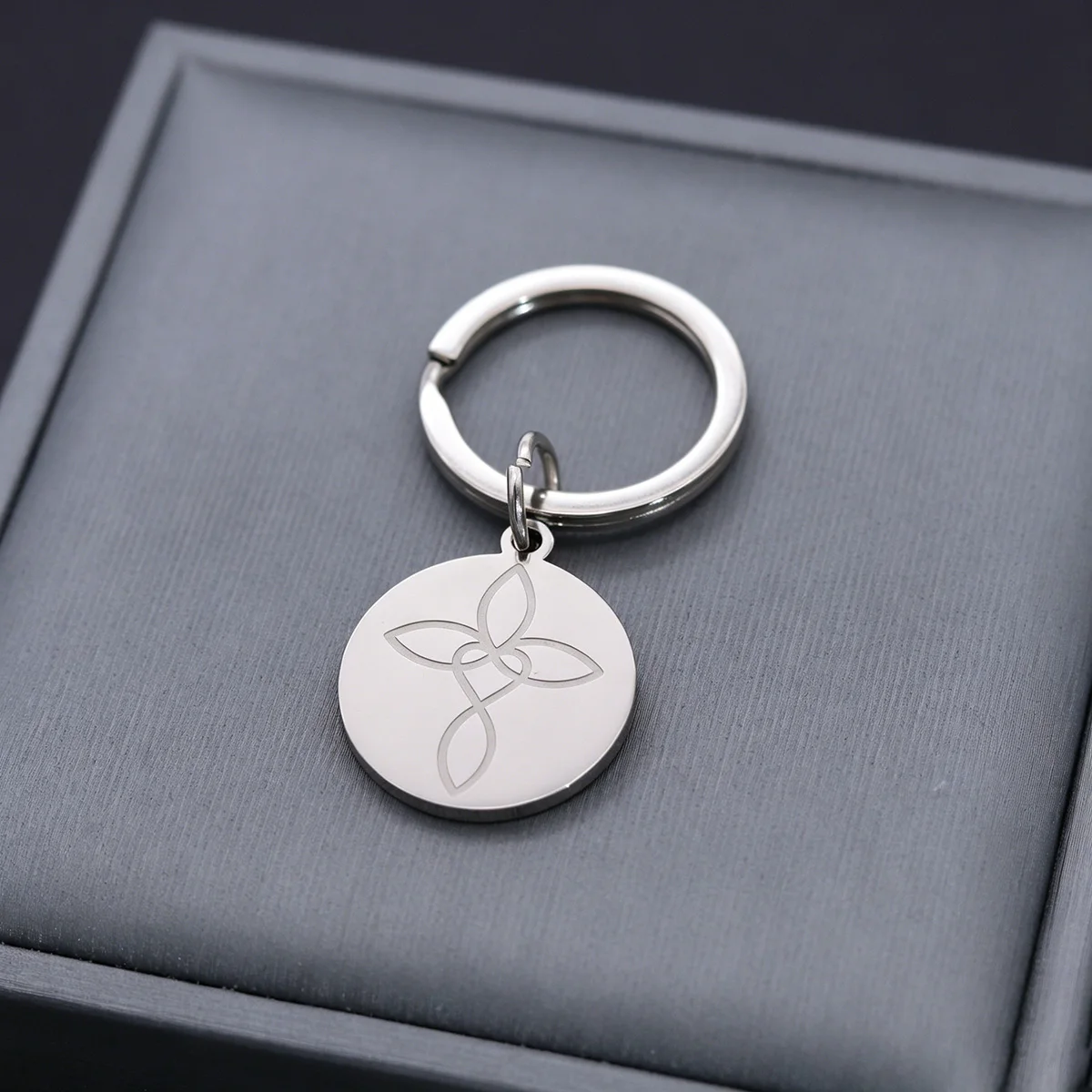 Chandler Celtic Trinity Flower Knot Round Pendant Keychain Car Key Chain Protection Amulet Jewelry