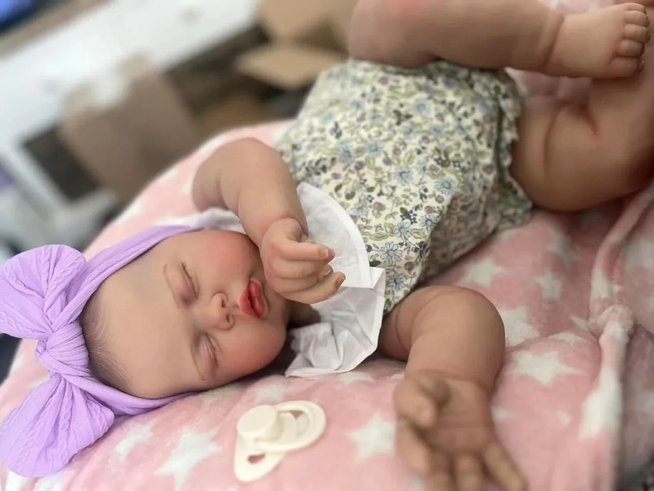 24-calowy pickle realistyczna lalka Reborn Baby Doll maluch noworodka lalka miękka w dotyku 3D skóra artystyczna lalka z ręcznie malowanymi włosami