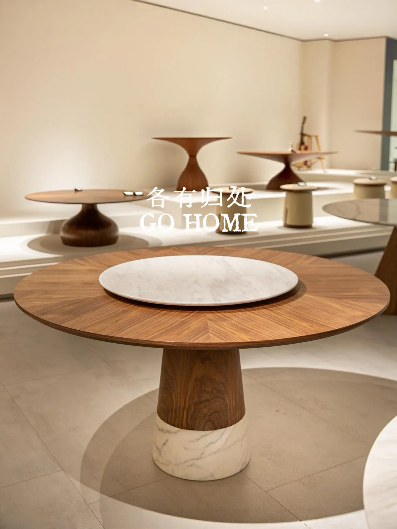 

Круглый обеденный стол в средневековом стиле из мрамора, высококачественный вращающийся стол для виллы, элитный мраморный круглый стол.