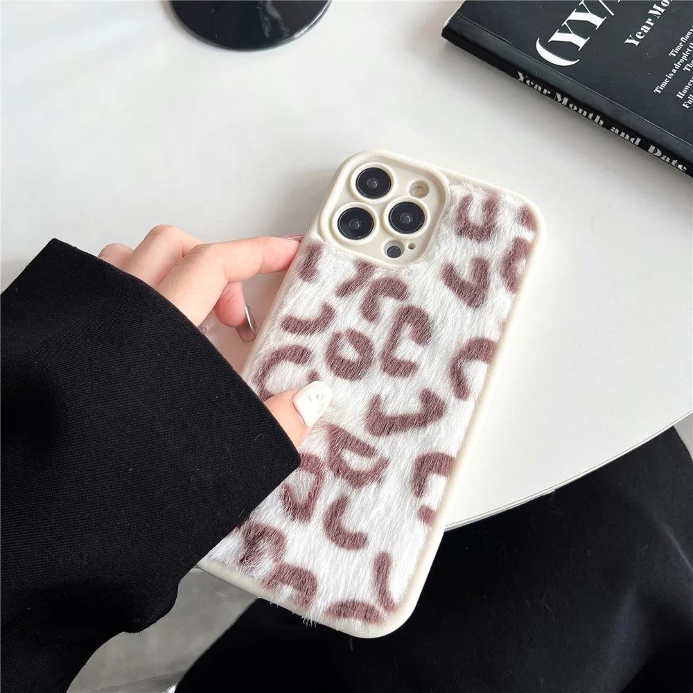 Luxury winter fluffy hand warmer peluche Leopard Zebra Tiger phone case per iphone 15 Pro 12 13 14 Pro Max 11 X XR 7 cover pelosa