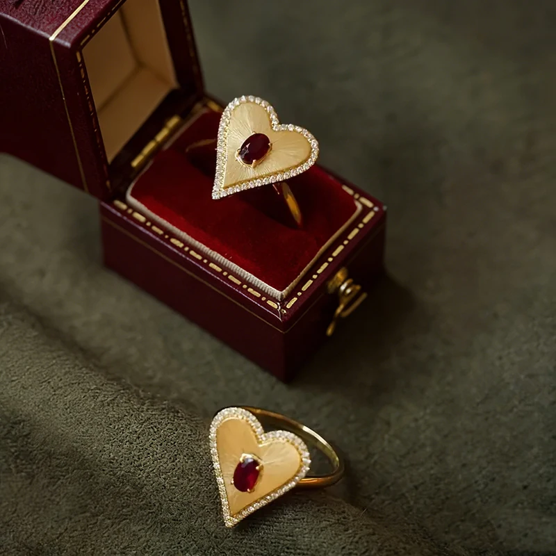 Huitan Strukturierte Herzringe mit rotem Zirkonia, goldfarben, Liebesringe als Geschenk zum Hochzeitstag, luxuriöser Schmuck für Frauen – Detail 6