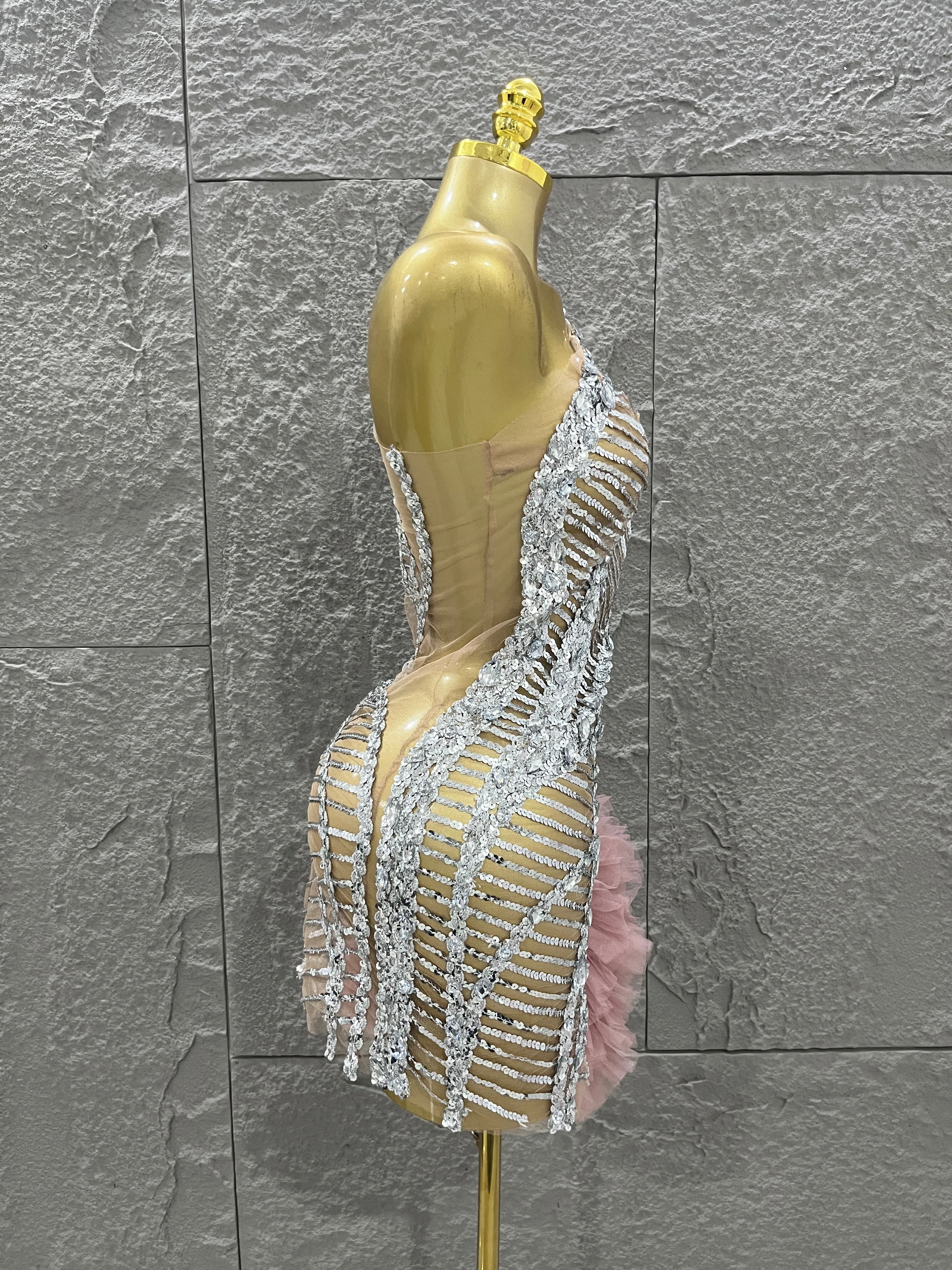 ชุดเดรสปักเลื่อมระยิบระยับแบบเซ็กซี่เปิดไหล่ข้างเดียว ชุดราตรีสำหรับงานปาร์ตี้ ชุดนักร้องนักเต้นสำหรับการแสดงในไนต์คลับ