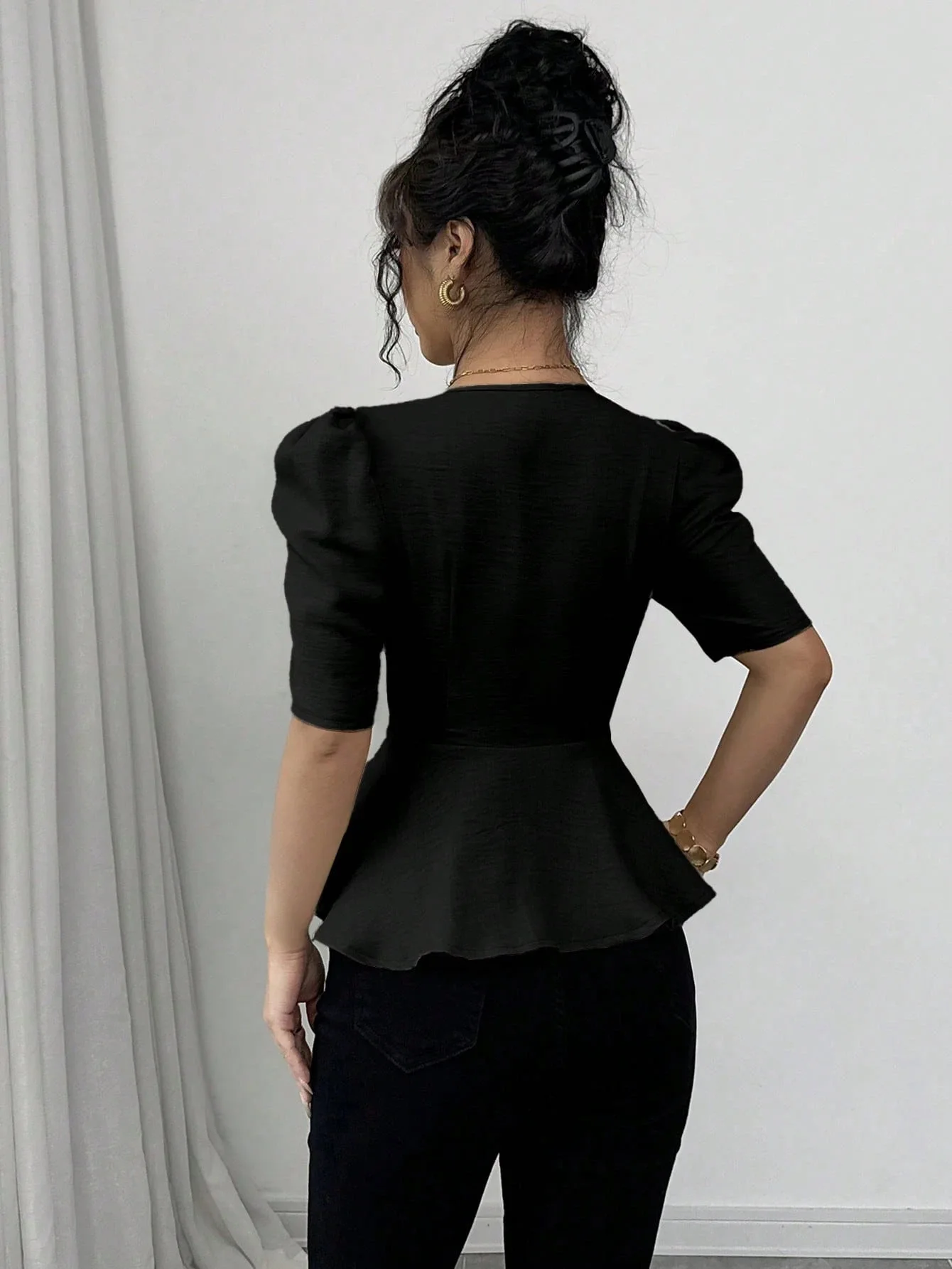 

Черная рубашка с формованным воротником на пуговицах, элегантная минималистичная приталенная рубашка, современный легкий дышащий топ