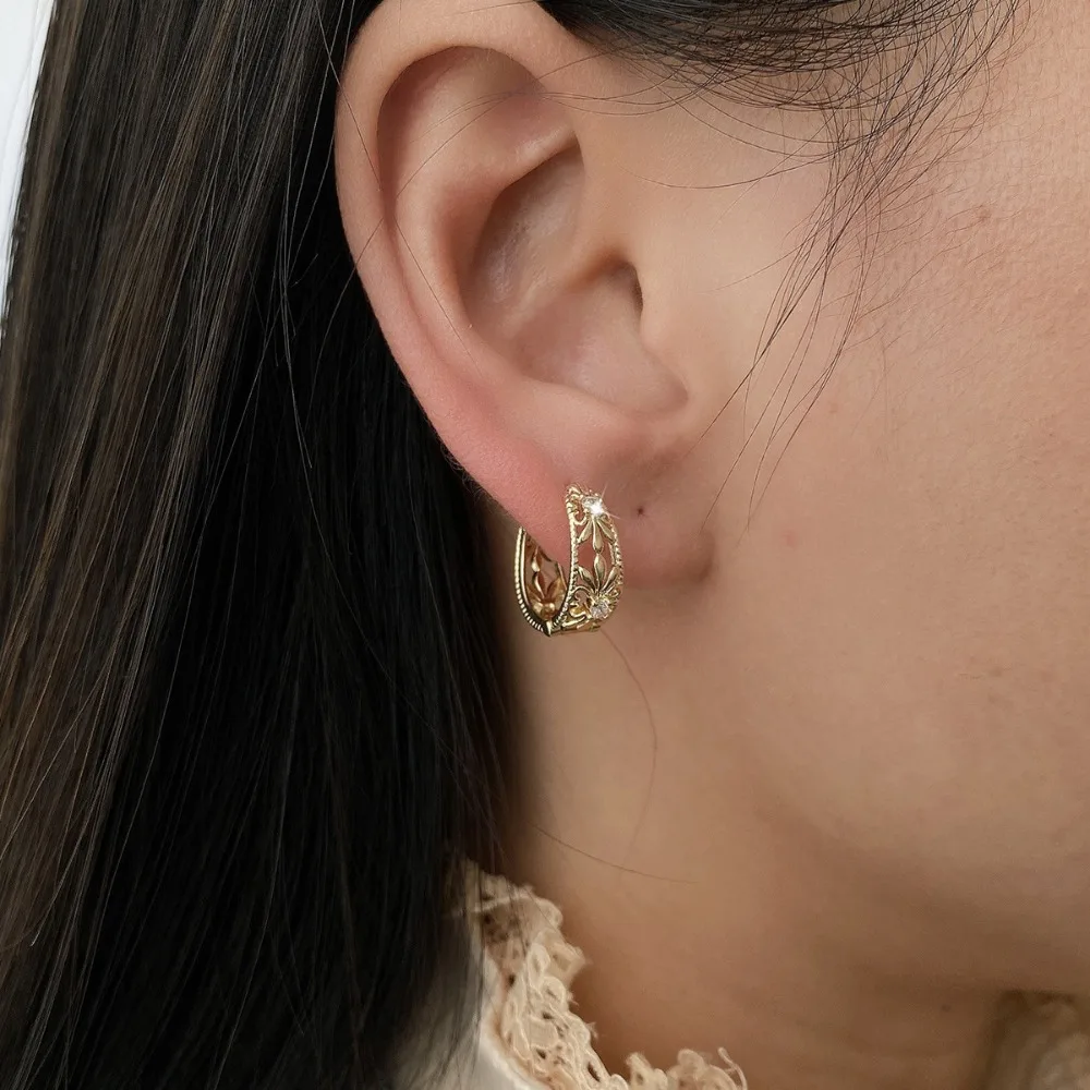 2Pcs Vintage High-End Carved Earrings, Gold Hollow Zircon Earrings, Elegant and Luxurious, Suitable for Various Occasions, Birthdays, and Holiday Gifts