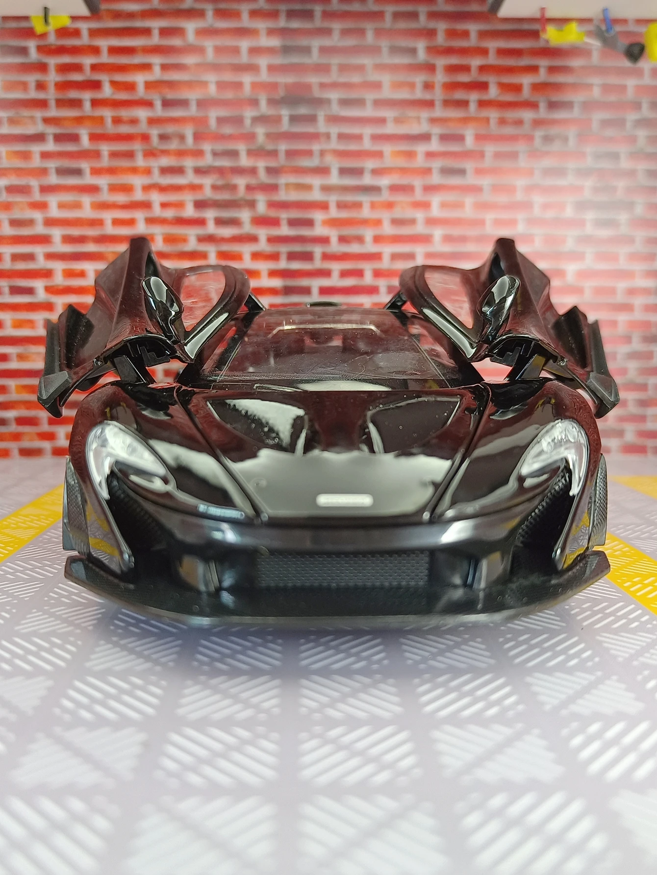 

1:24 McLaren P1 alloy racing car model car ornaments collection has simulated sound and lighting functions fine workmanship