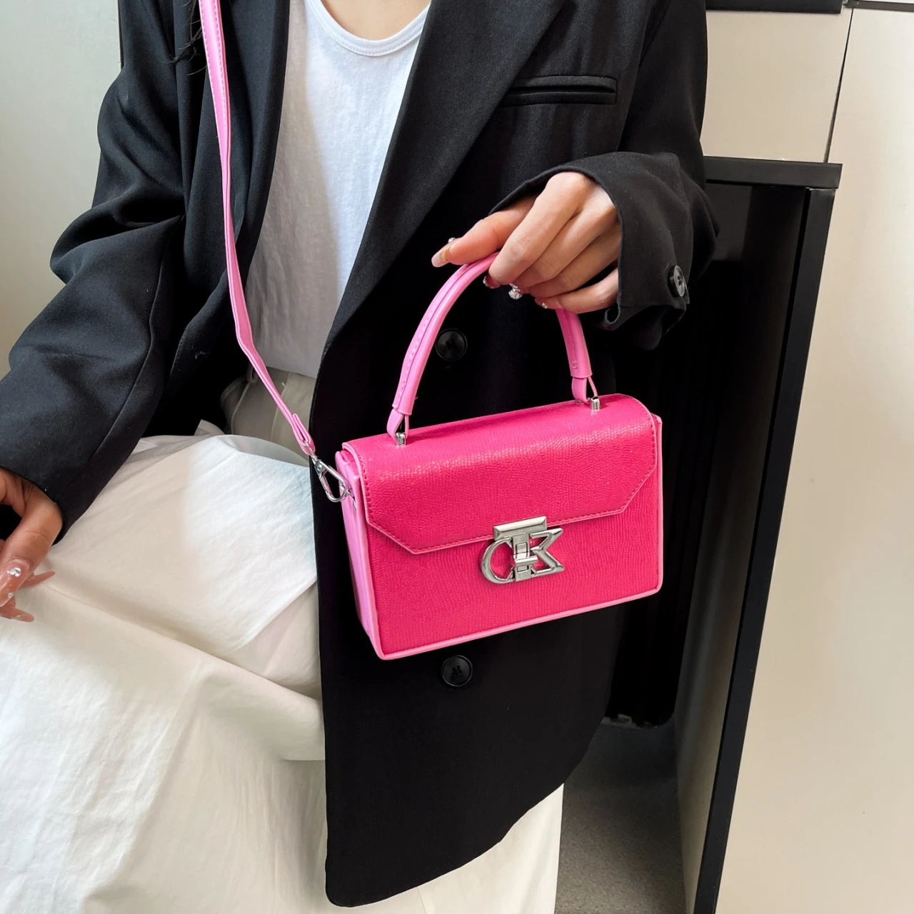 

Classic Elegant Messenger Bag in Leather for Ladies - Crossbody Shoulder Handbag Popular Luxury Fashion Item