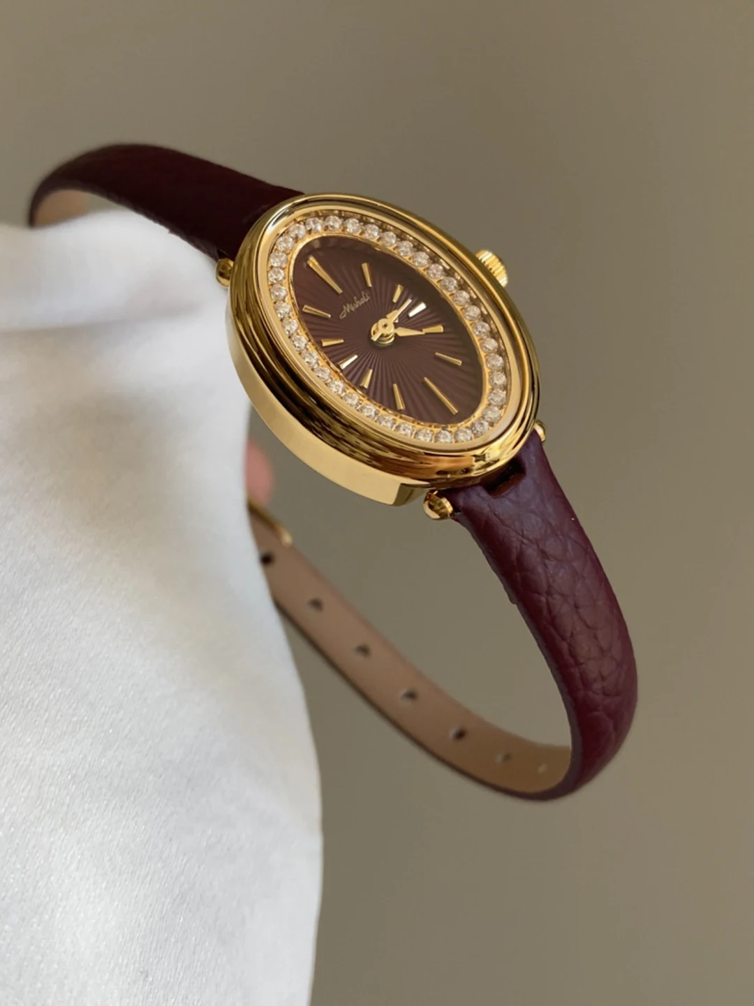 Women Quartz Watch Luxury Oval Shaped Diamond Reloj Vintage Red Clock Ladies Orologio Gold Dial Black Leather Strap Wristwatch