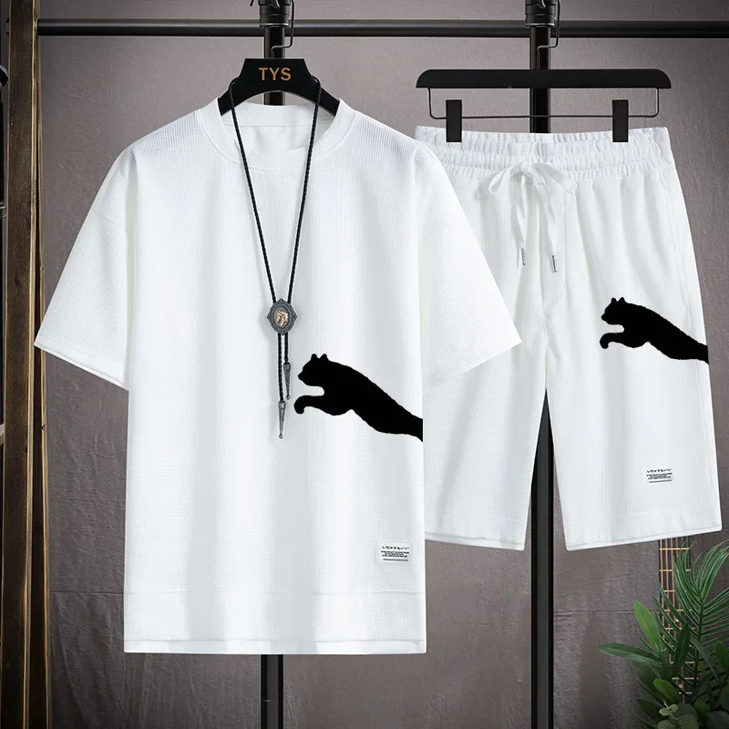 เสื้อยืดแขนสั้นผู้ชายระบายอากาศดีรุ่นใหม่สำหรับฤดูร้อน + กางเกงขาสั้น ชุดออกกำลังกายกลางแจ้งสำหรับวิ่งจ๊อกกิ้งและฝึกซ้อม ลายพิมพ์ ชุดกีฬาผู้ชาย 2 ชิ้น