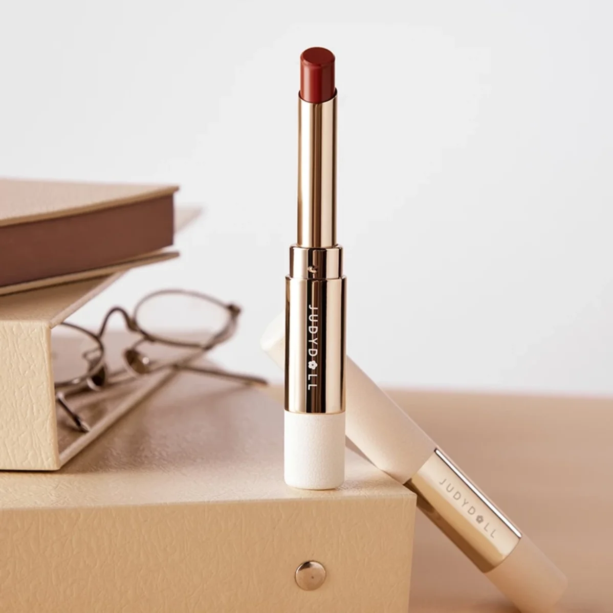 Judydoll Velluto Rossetto morbido opaco con pennello Colore nudo Cosmetici per trucco idratante nutriente