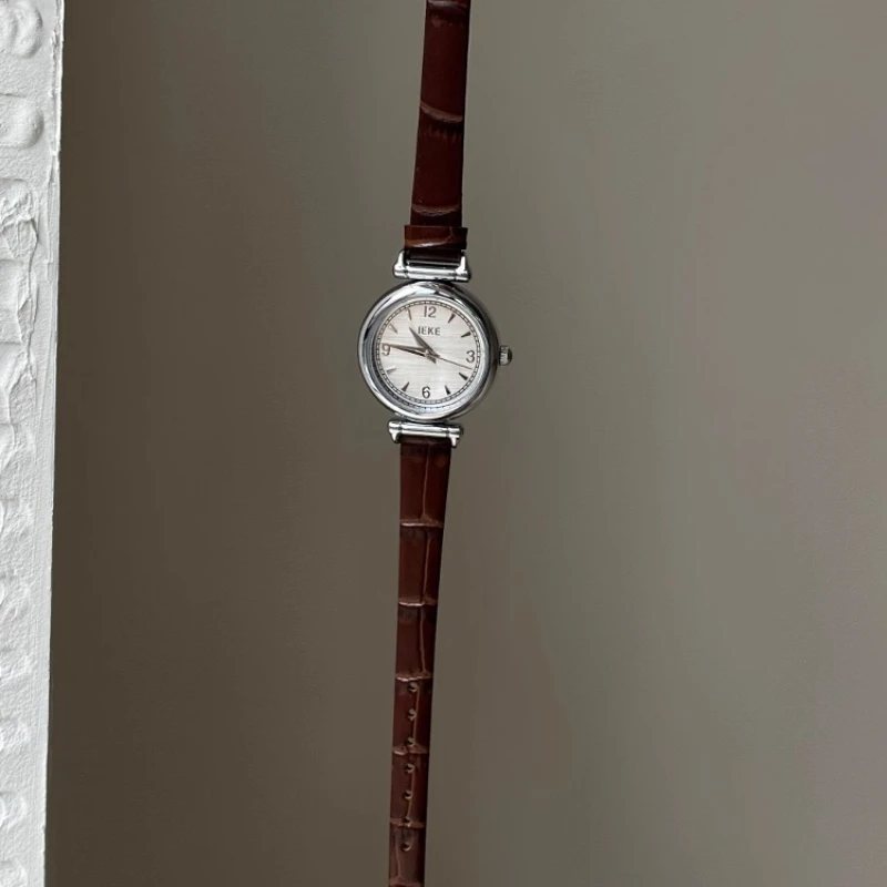 Reloj clásico de tendencia para mujer, elegante, sencillo, Retro, exquisito, resistente al agua, reloj de cuarzo, regalo de cumpleaños para estudiante