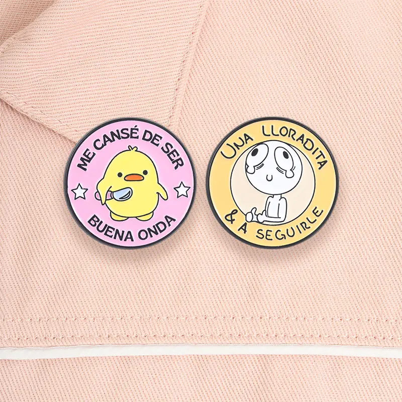 Una Lloradita & A Seguirle Stick Figure Crying Thumbs Up Emaille-Anstecknadel „Me Cansé De Ser Buena Onda“ Enten-Brosche Lustige Spanische Abzeichen – Detail 11