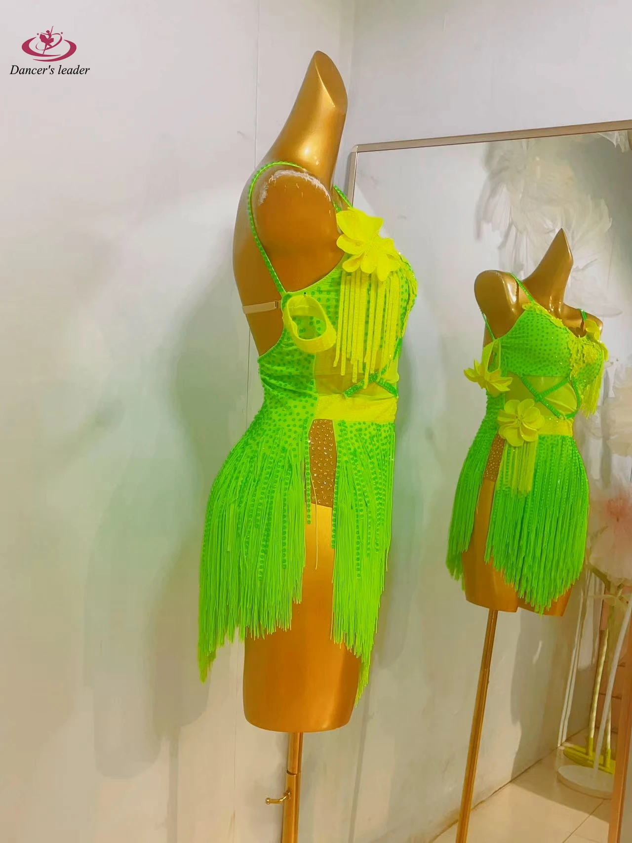 Hochwertiges, maßgeschneidertes, zweifarbiges, gespleißtes Quastenrock-Träger-Cha-Samba-Performance-Diamantkleid für lateinamerikanische Tänze