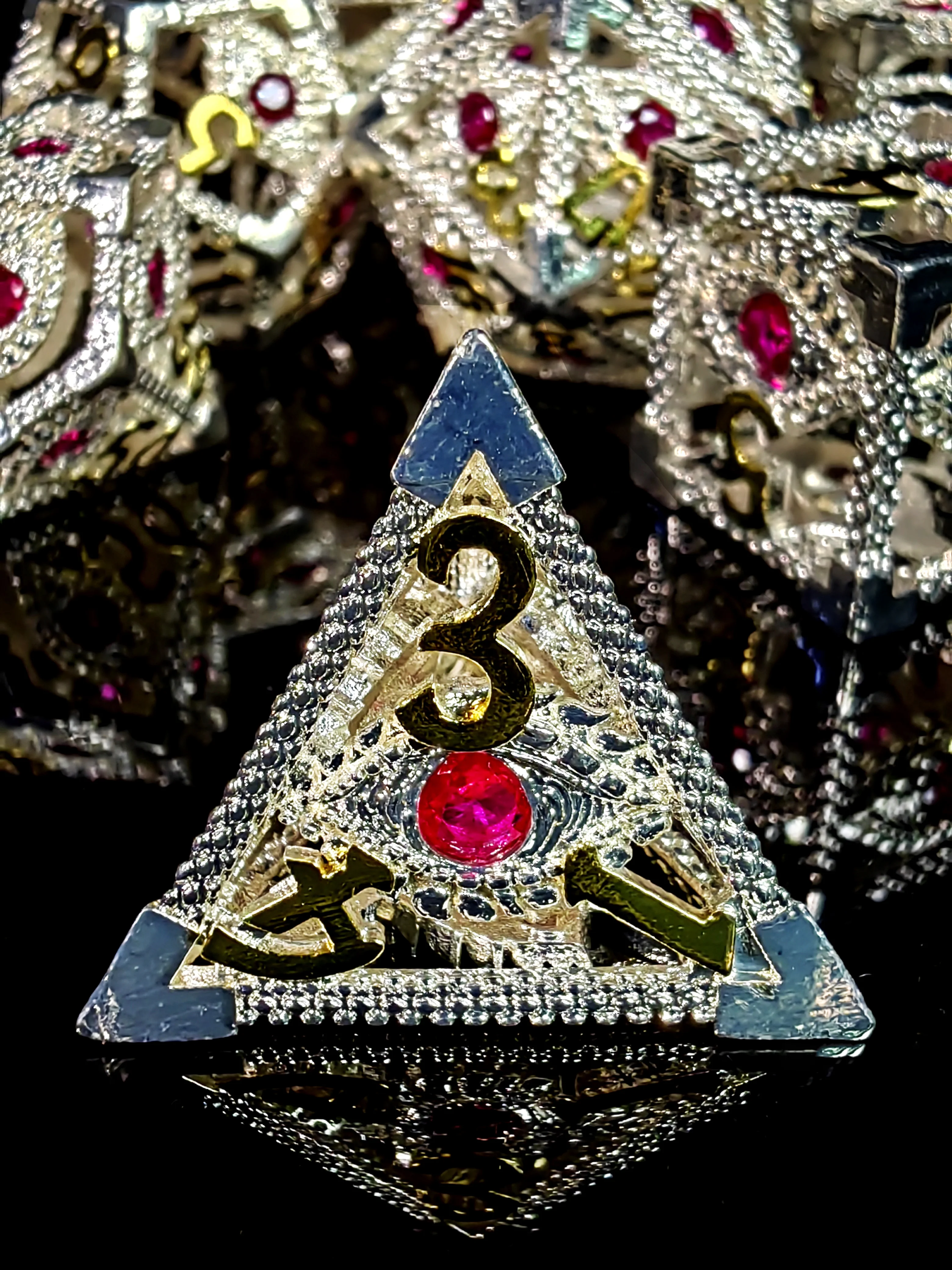 Set Dadu Logam DnD - 7 Buah Dadu Polihedral Paduan Seng dengan Angka Perak & Emas Cerah untuk Game RPG Ruang Bawah Tanah dan Naga