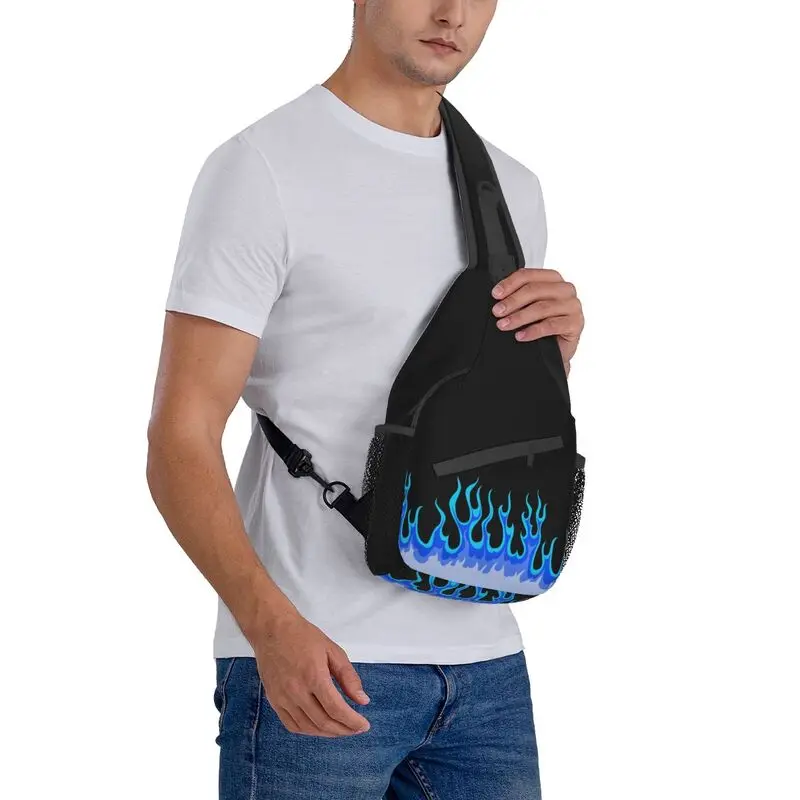 Mochila de hombro personalizada para hombre, morral cruzado de pecho, mochila de viaje, senderismo, mochila de día, color azul, llamas de fuego, a la moda