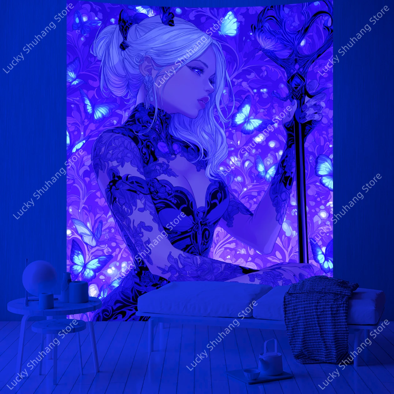 الخيال الجان الأشعة فوق البنفسجية نسيج باطني الأرجواني خلفية ساحرة الأبيض الشعر قزم مع الموظفين والفراشات الوردية ديكور المنزل