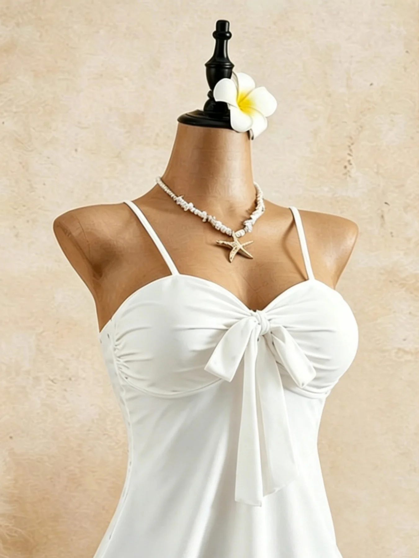 Damen Cami-Top mit Spaghettiträgern, Herzausschnitt, vorne gebundenem Twist und ausgestelltem Peplum, Sommer 2026, einfarbig Weiß, lässig, Urlaub, schmale Passform – Detail 7