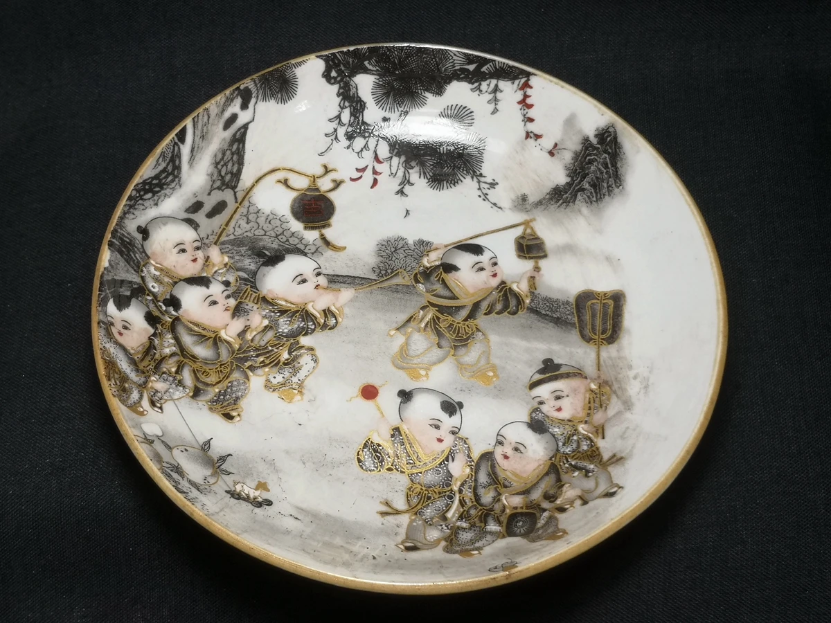 YIZHU CULTURE ART 13x2.6cm Chinese Porcelain Plate with Marked Painting of Boys Ideal for Family Decoration Or Collectible Gift