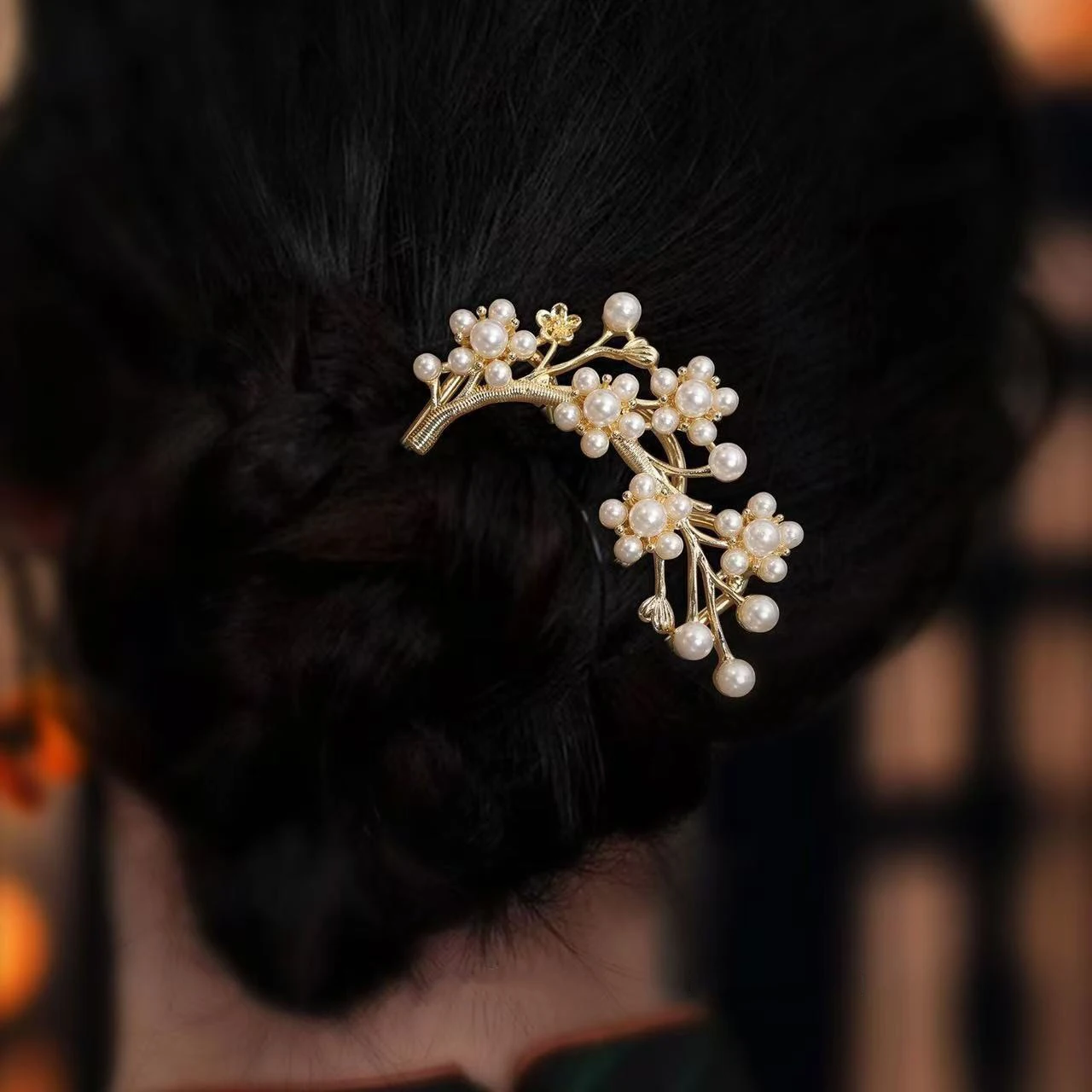 دبوس شعر منخفض المفتاح مصنوع من خليط معدني فاخر على شكل زهرة بيضاء ولؤلؤ وحجر الراين وإكسسوارات حفلات الزفاف رائعة وأنيقة وبسيطة ومريحة